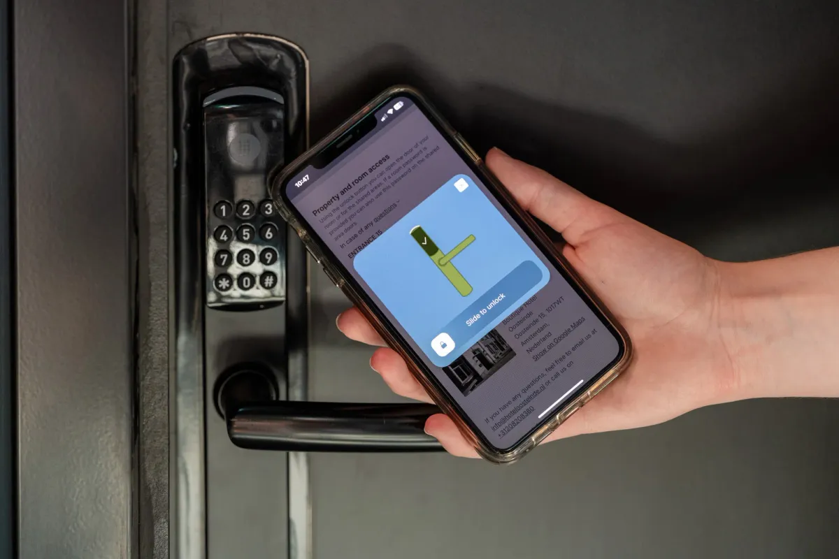 Guest using Omnitec smart lock